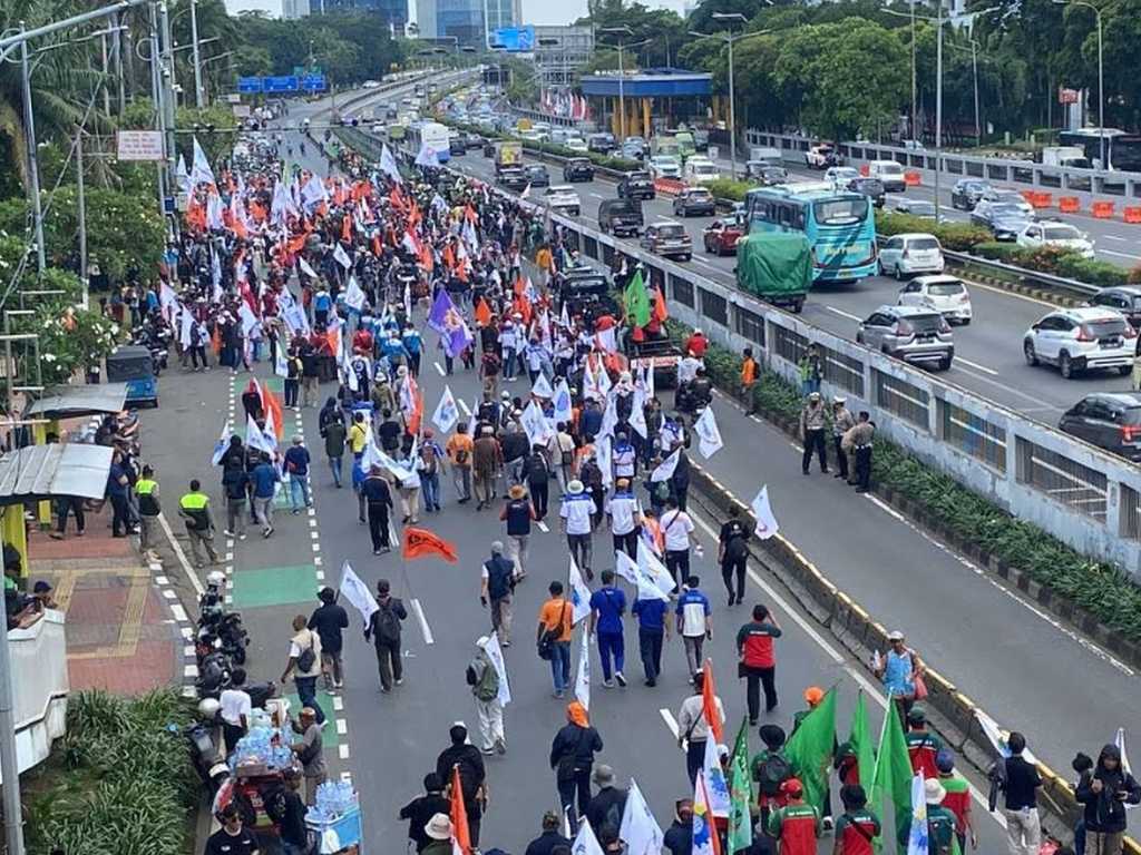 Ribuan Buruh Kepung DPR, Jalan Gatot Subroto Lumpuh Total