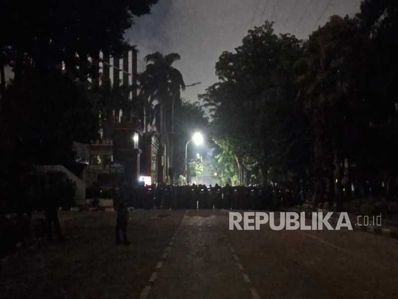Kwitang Mencekam! Bentrokan Massa vs Aparat Terus Berlanjut di Jakarta