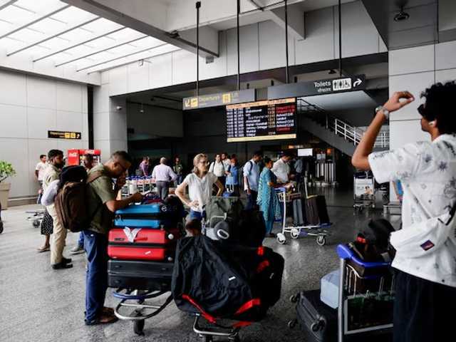 Bandara Delhi Kacau: Sistem ATC Rusak, Ratusan Penerbangan Tertunda