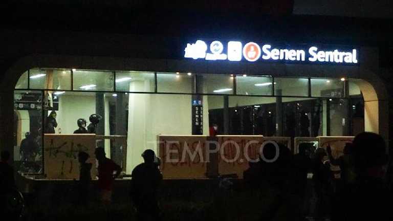 Menteri PU Dody Hanggodo Desak Perbaikan Halte Transjakarta Dibakar Rampung Pekan Ini