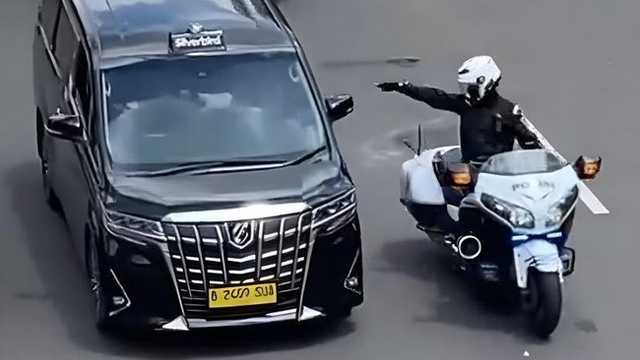 Mensesneg minta pejabat tak semena-mena pakai sirine dan strobo
