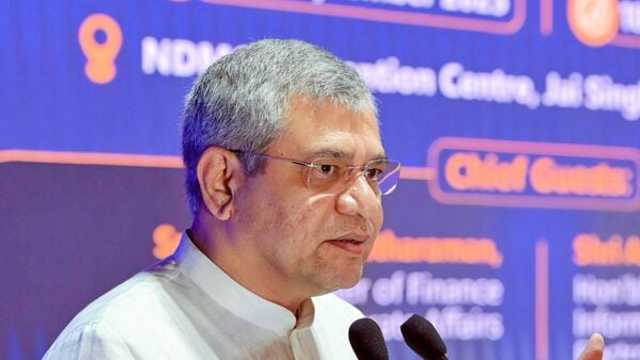 Menteri Ashwini Vaishnaw pindah ke Zoho, serukan adopsi produk Swadeshi