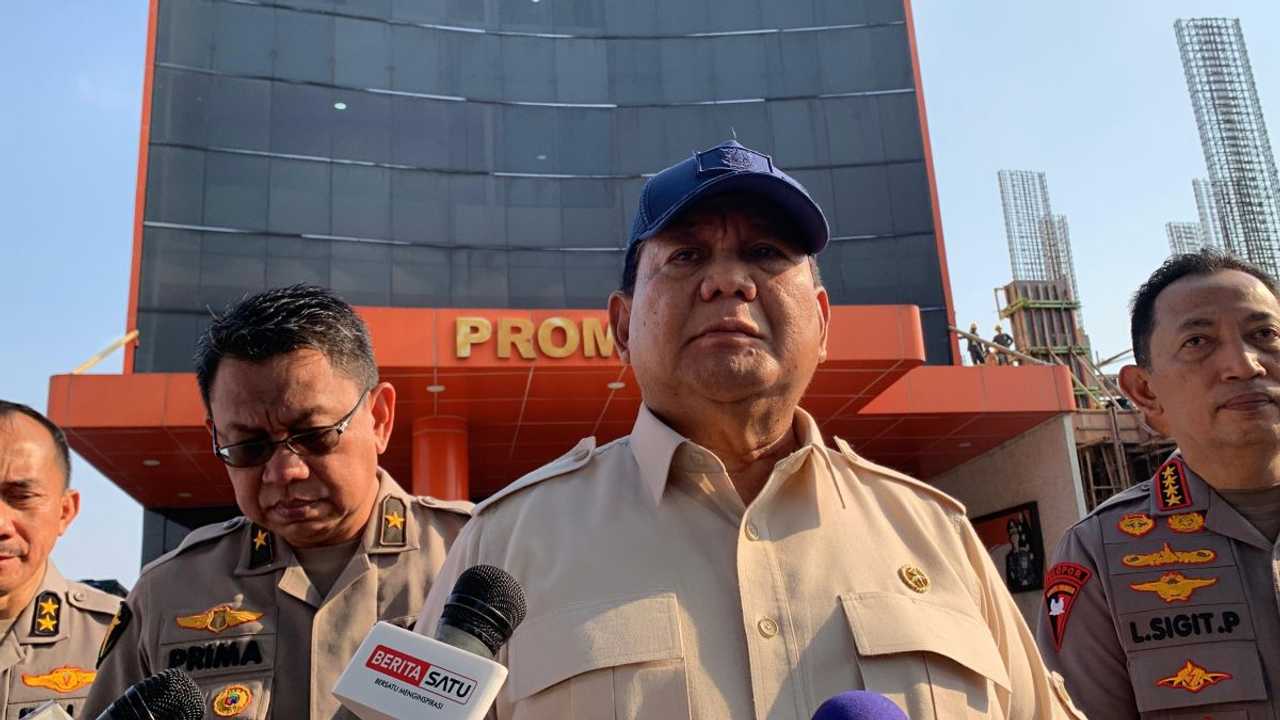 Prabowo Jenguk Korban Ricuh Demo di RS Polri, Soroti Wanita Patah Paha