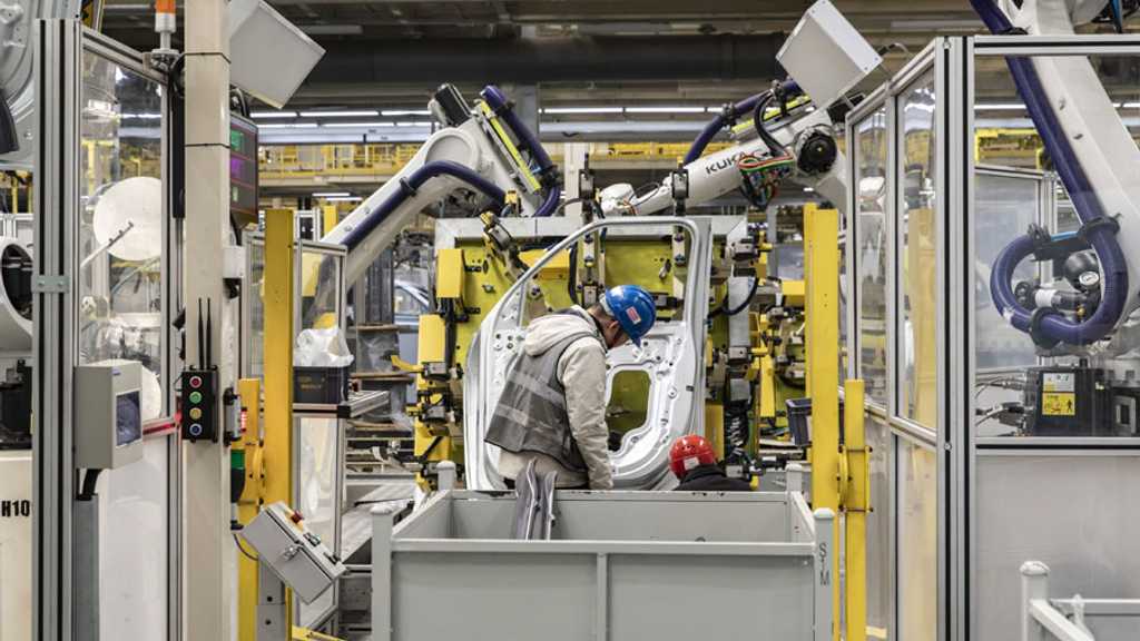 Aktivitas Manufaktur China Terkontraksi Lagi Agustus, Ekonomi Melambat