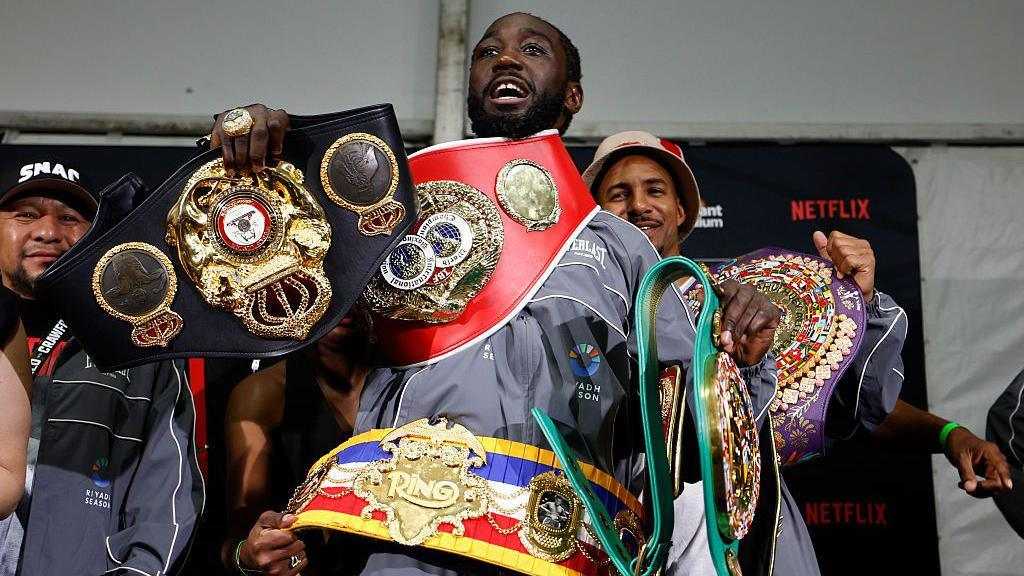 Terence Crawford jadi juara tak terbantahkan di tiga divisi setelah kalahkan Canelo