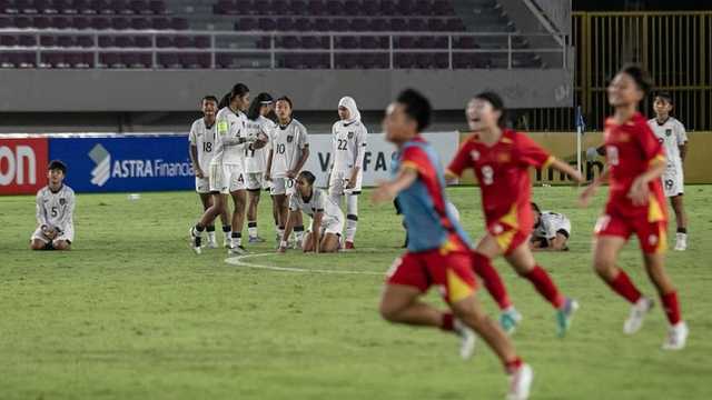 Gas Air Mata Demo Ojol Ganggu Laga Timnas Putri U-16 di Manahan Solo