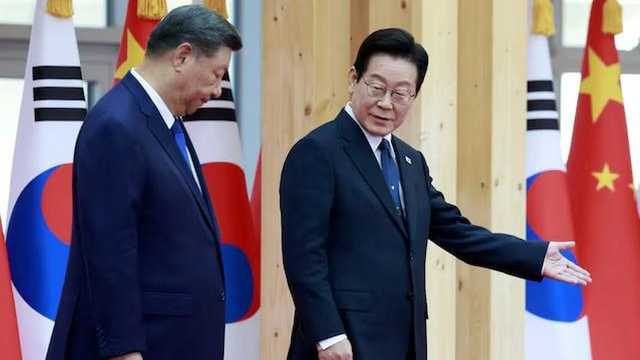 Xi Jinping Canda Soal 'Backdoor' Saat Hadiahi Ponsel ke Presiden Korsel