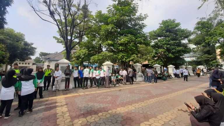 Ribuan Warga Solo Lepas Jenazah Pakubuwono XIII Menuju Imogiri