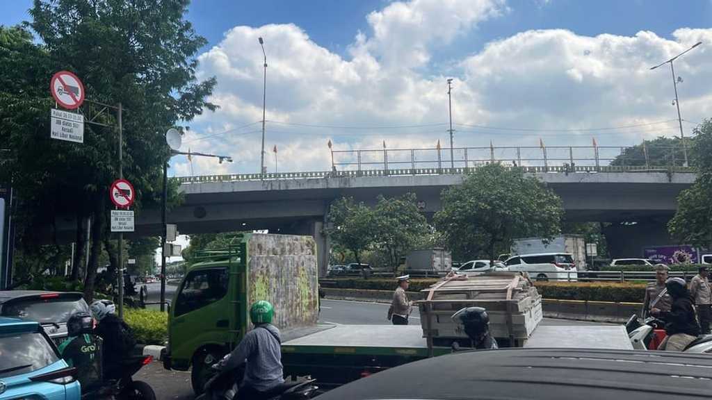 Macet Total! Demo Buruh Lumpuhkan Slipi, Polisi Ancam Tindak Tegas Massa Masuk Tol