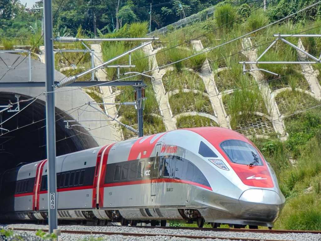 Jokowi Tegaskan: Kereta Cepat Whoosh Bukan Cari Laba, Tapi Investasi Sosial