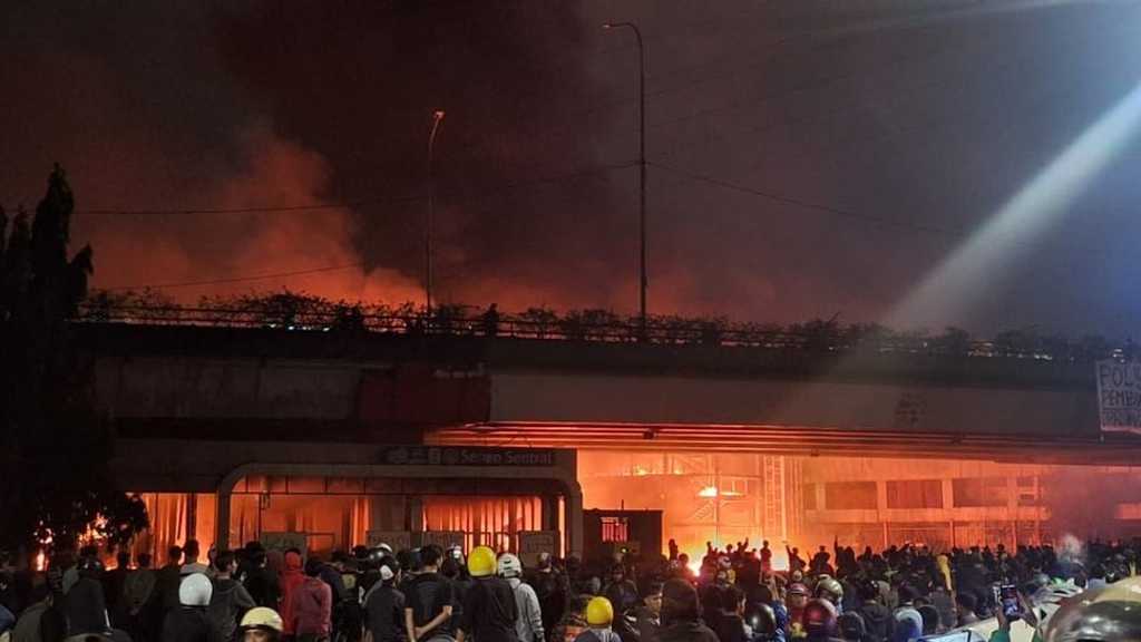 Massa Bakar Halte Transjakarta Senen, PT Transjakarta Sayangkan Aksi Perusakan