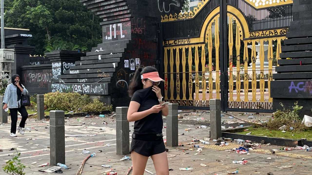 Halte TransJakarta & Polda Metro Jaya Hancur Lebur Pasca-Demo Rusuh