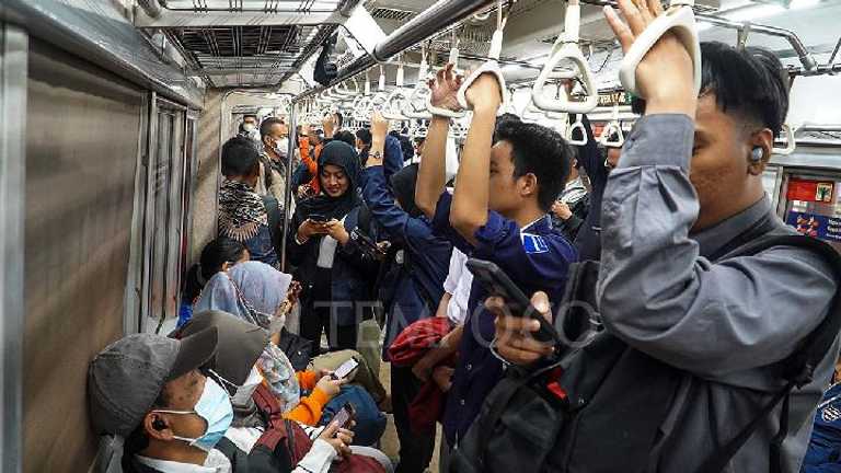 KAI Commuter prediksi pengguna KRL Jabodetabek meningkat 45 persen karena pameran alutsista