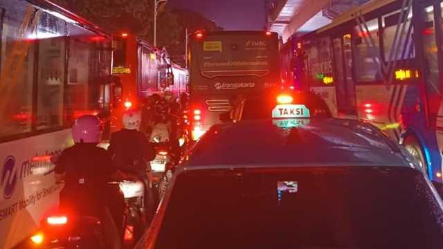 Blok M Macet Parah, Pengendara Nekat Lawan Arah