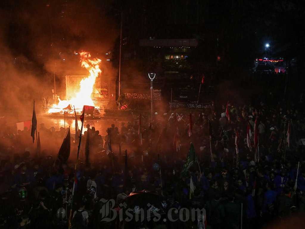 Demo Jakarta Ricuh: 2 Bus Polisi & Halte Transjakarta Dibakar, Protes Kematian Driver Ojol