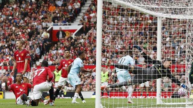 Manchester United Menang Dramatis 3-2 Lawan Burnley di Liga Inggris