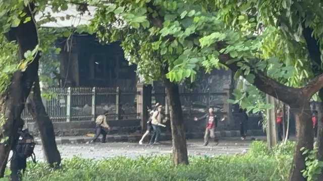 Demo DPR Ricuh, Massa Lempar Bom Molotov ke Polisi di Pejompongan