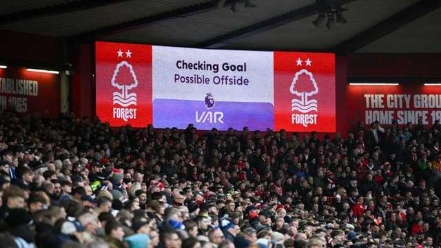 Aturan Offside Sepak Bola: Kontroversi dan Peran VAR Mendeteksi