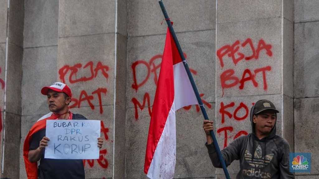 Mahasiswa Lanjutkan Demo di DPR, Kecam Gaji Politisi dan Tunjangan Fantastis