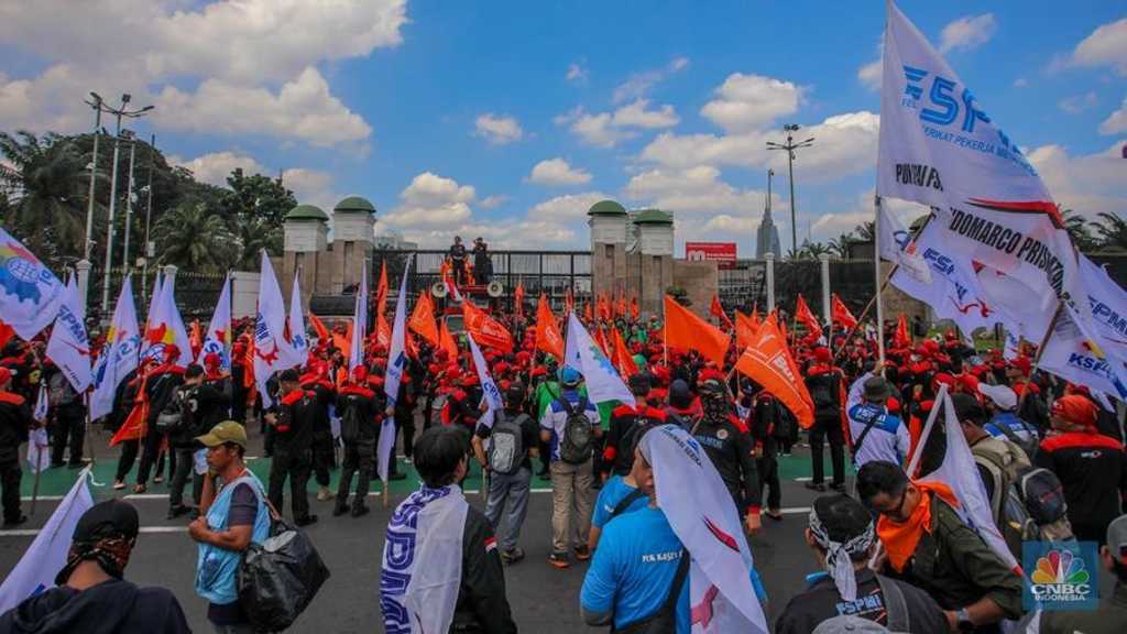 Ribuan Buruh Padati DPR RI, Jalan Gatot Subroto Ditutup Total!
