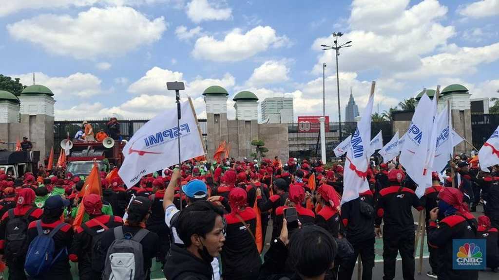 Said Iqbal Pimpin Ribuan Buruh Geruduk DPR, Lalu Lintas Jakarta Lumpuh Total!