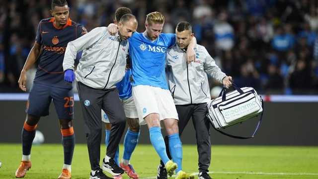 Kemenangan Napoli Dibayar Mahal: De Bruyne Cedera Usai Penalti, Pakai Kruk