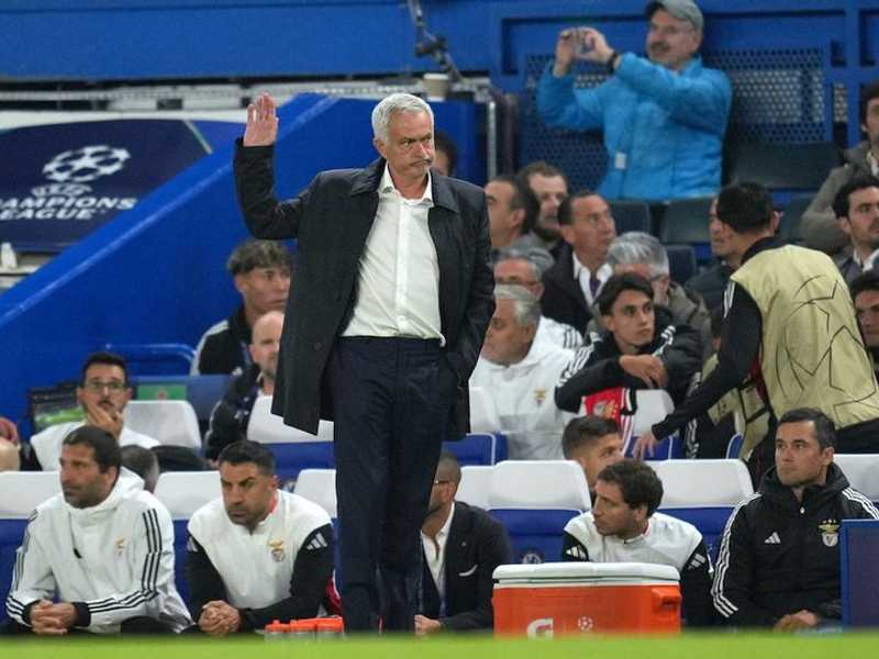 Jose Mourinho tenangkan fans Benfica yang serang Enzo Fernandez