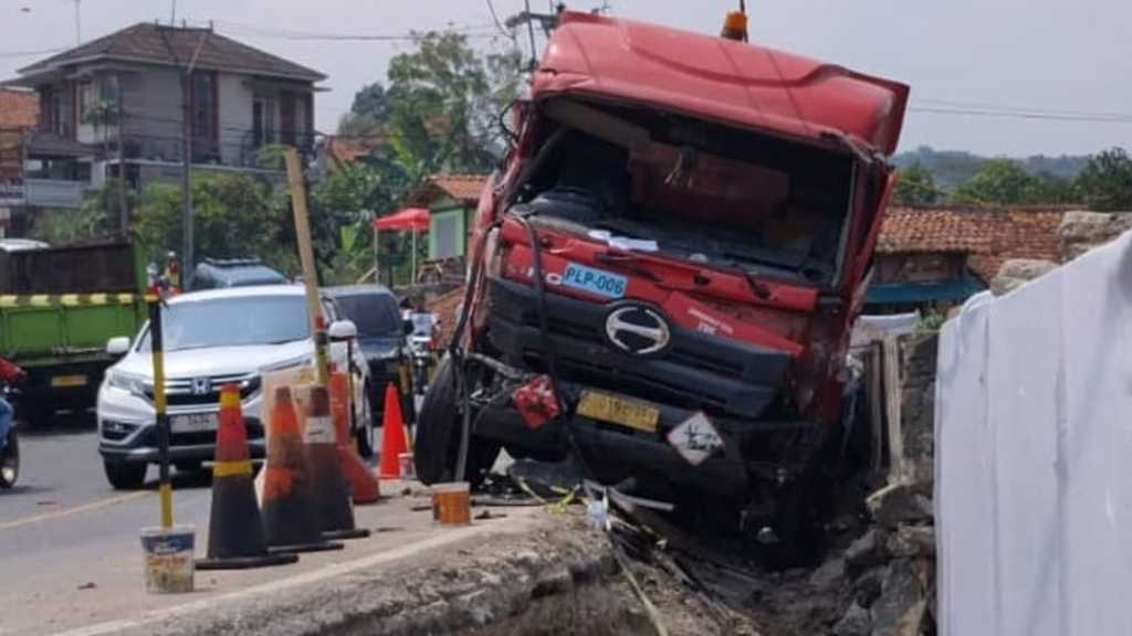 Truk Pertamina Rem Blong Picu Kecelakaan Beruntun di Bogor, 6 Kendaraan Terlibat