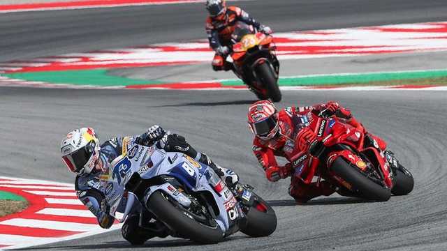 Alex Marquez Taklukkan Marc Marquez, Juara MotoGP Catalunya 2025!