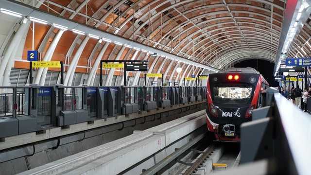 LRT Jabodebek Mogok, Penumpang Dievakuasi Jalan Kaki di Rel