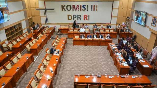 Komisi III DPR Pastikan Revisi RKUHAP Belum Disahkan September 2025