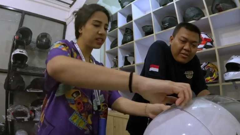 Azia Riza Nyuci Helm, Misi Sederhana Berubah Penuh Drama dan Tawa