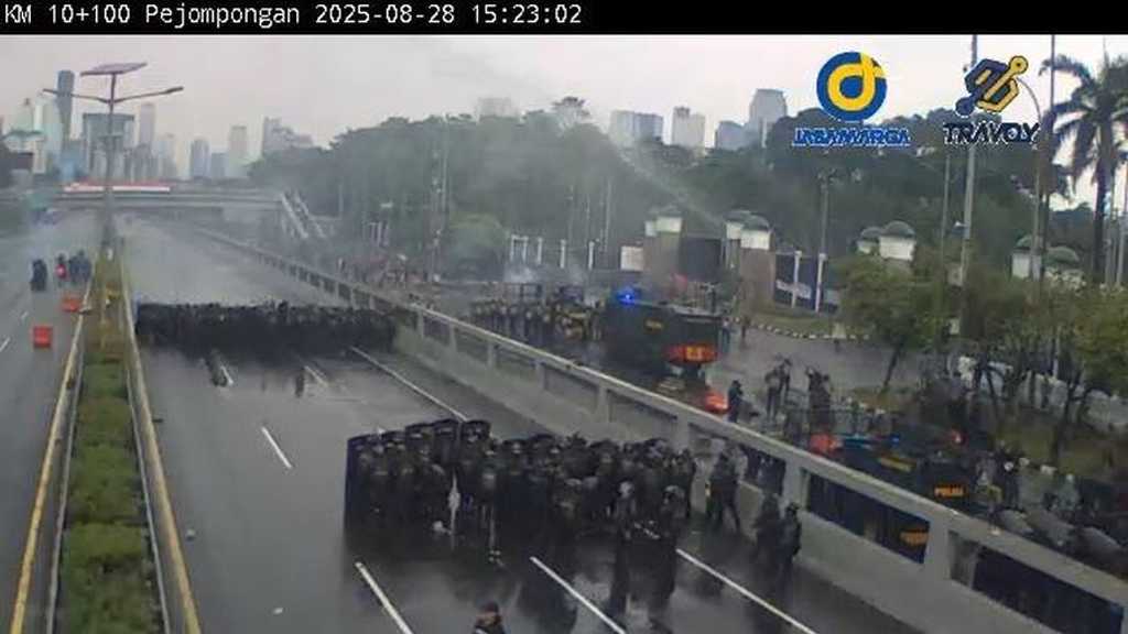 Aksi Massa di DPR Tidak Terkendali, Tol Dalam Kota Ditutup Total