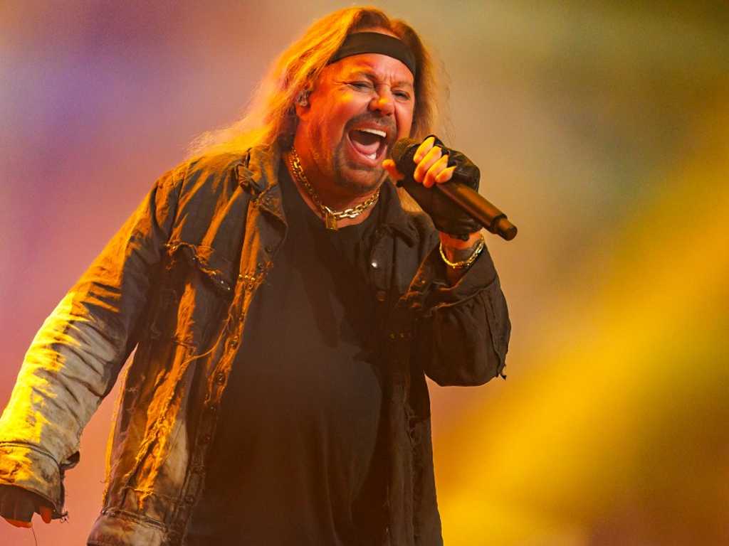 Vince Neil ungkap alasan penundaan residensi: alami stroke dan belajar jalan lagi
