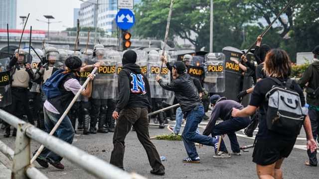 Miris! Anggota DPR Santai Makan Saat Demo Buruh Tak Terdengar