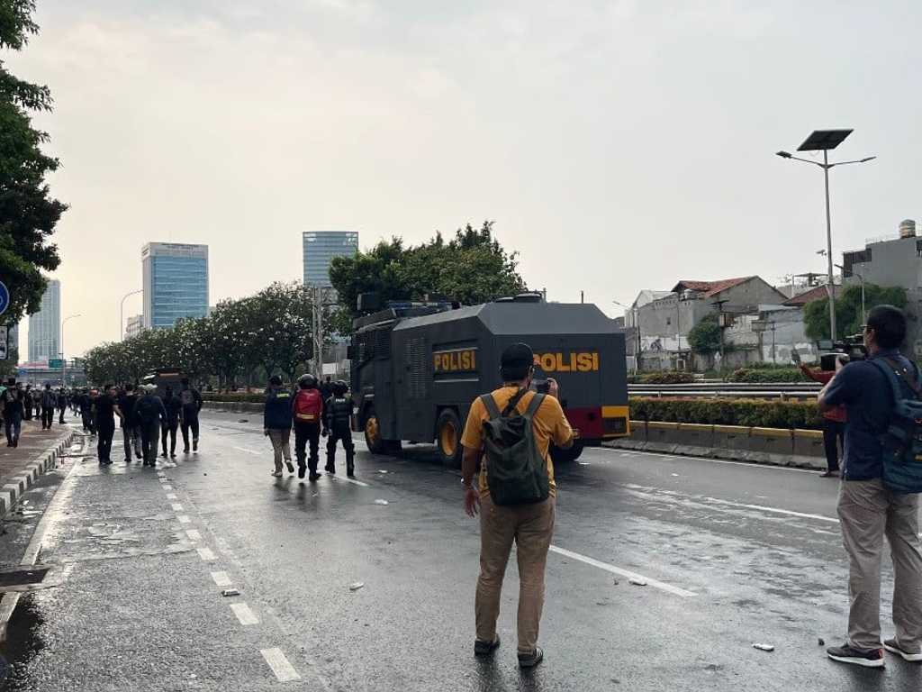 Polisi Kepung dan Tembak Gas Air Mata ke Demonstran di BNI Pejompongan