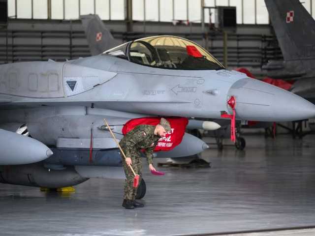 Polandia tutup wilayah udara, kerahkan jet tempur pasca serangan Rusia