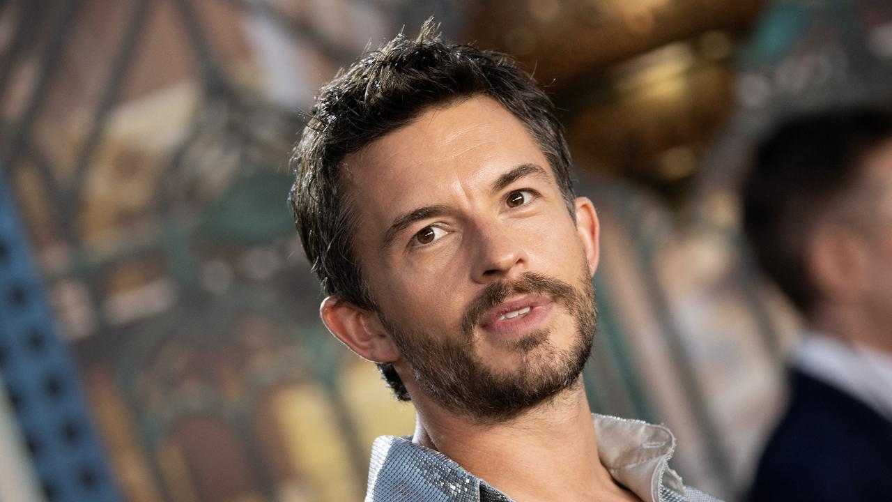 Jonathan Bailey Dinobatkan Pria Terseksi 2025, Bintang Bridgerton Terkejut