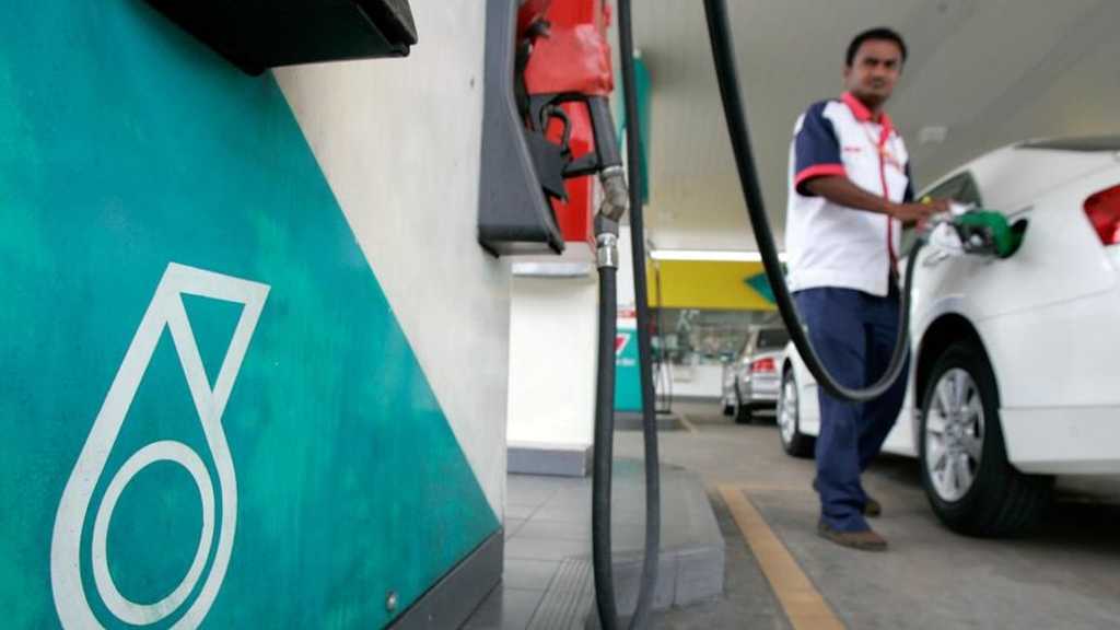 Malaysia turunkan harga BBM RON95, berlaku khusus warga negara