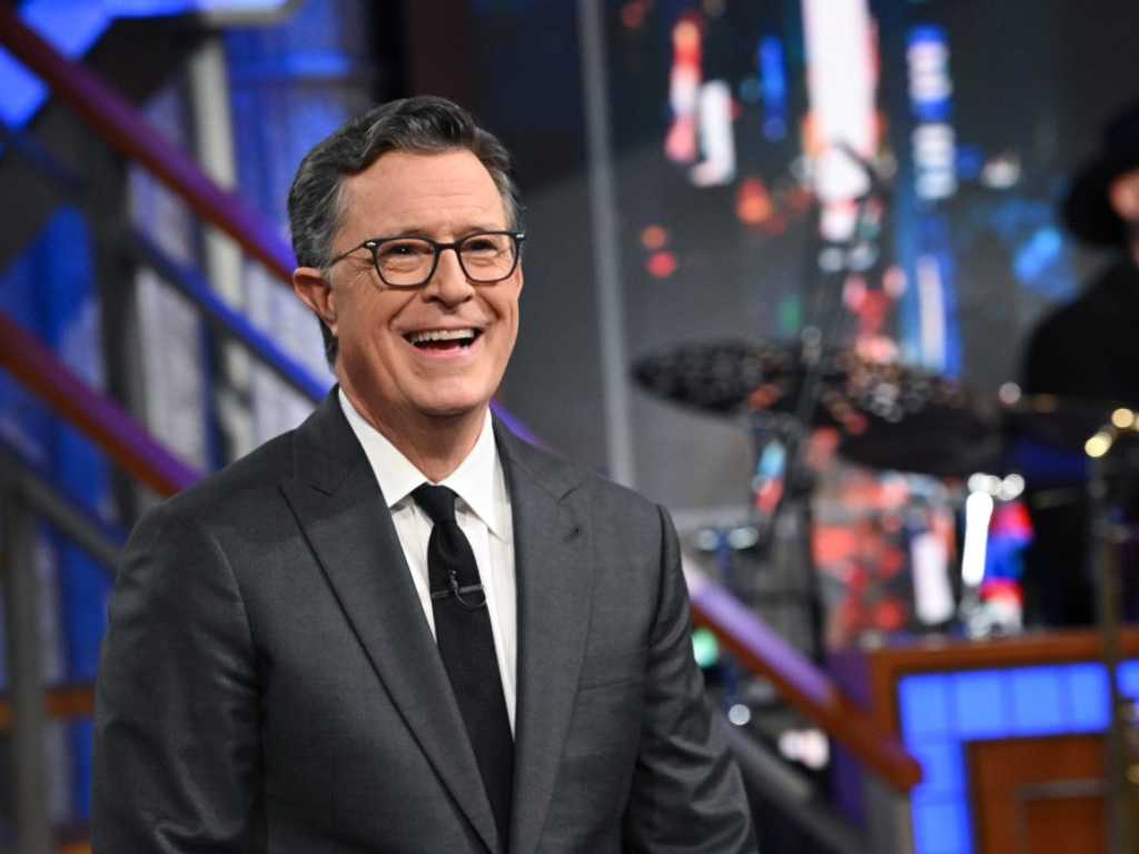 The Late Show Stephen Colbert Sabet Emmy Perdana, Kontroversi Pembatalan CBS Memanas