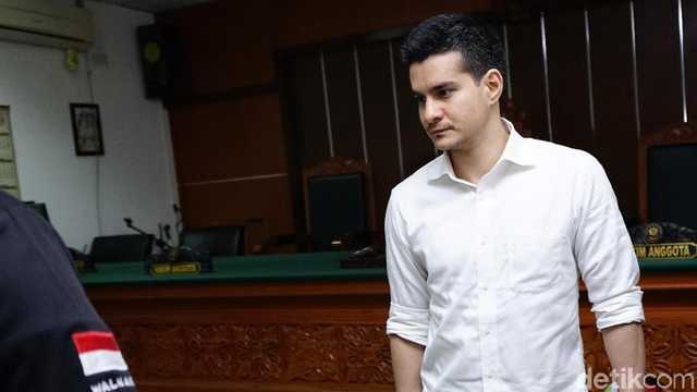 Steve Emmanuel Bebas dari Penjara, Belum Berani Temui Putranya