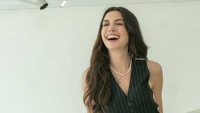 Kecelakaan Ringan: Anne Hathaway Jatuh Terjungkal di Syuting The Devil Wears Prada 2