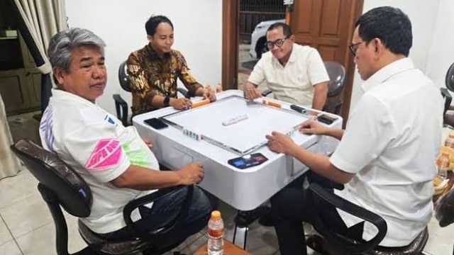 Viral! Menhut Raja Juli & Menteri Karding Kepergok Main Domino Bareng Tersangka Pembalakan Liar