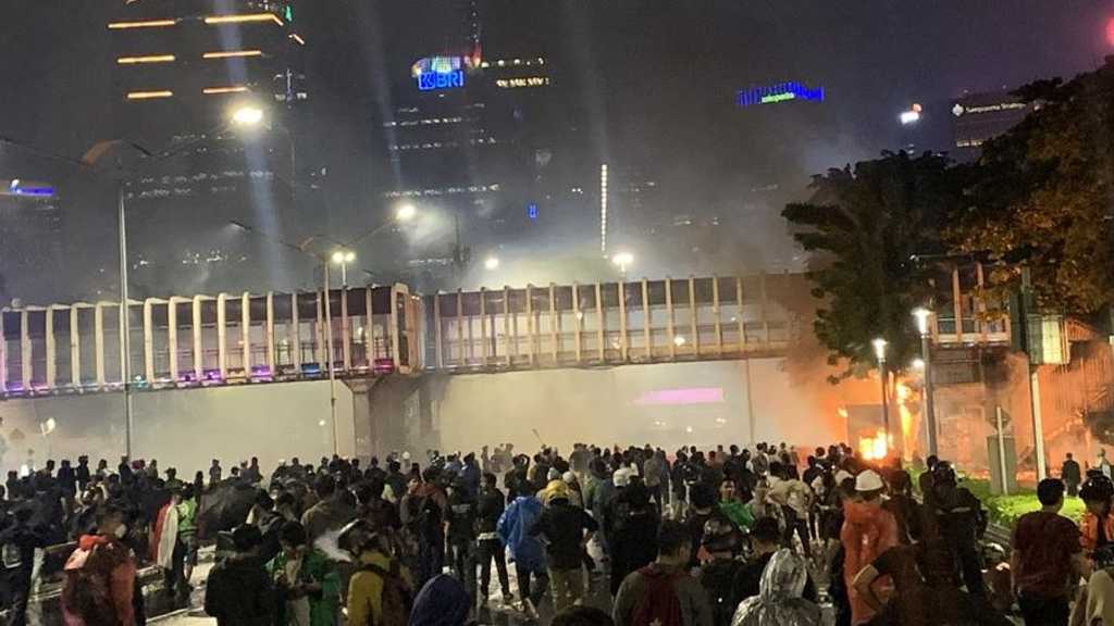 Massa Demo Bakar 2 Halte TransJakarta di Jakarta, Layanan Lumpuh Total