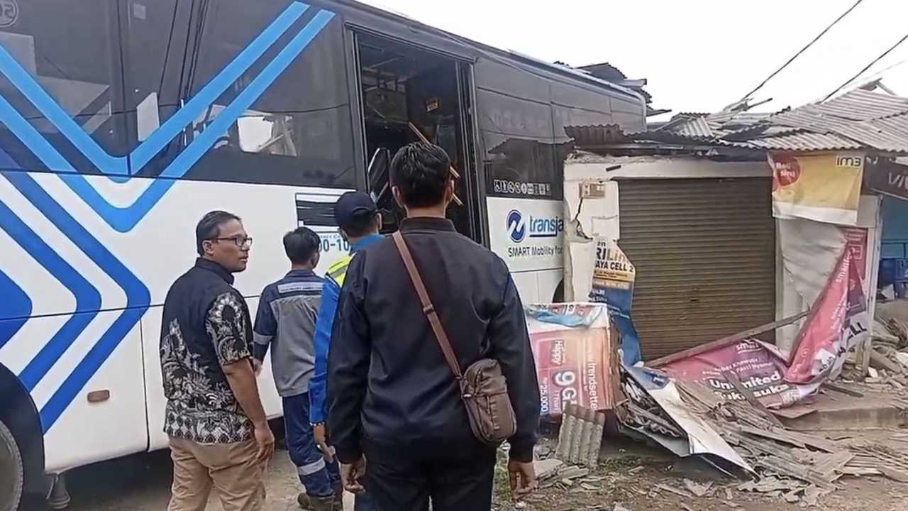 Bus Transjakarta rem blong di Pulogebang, seruduk 4 ruko