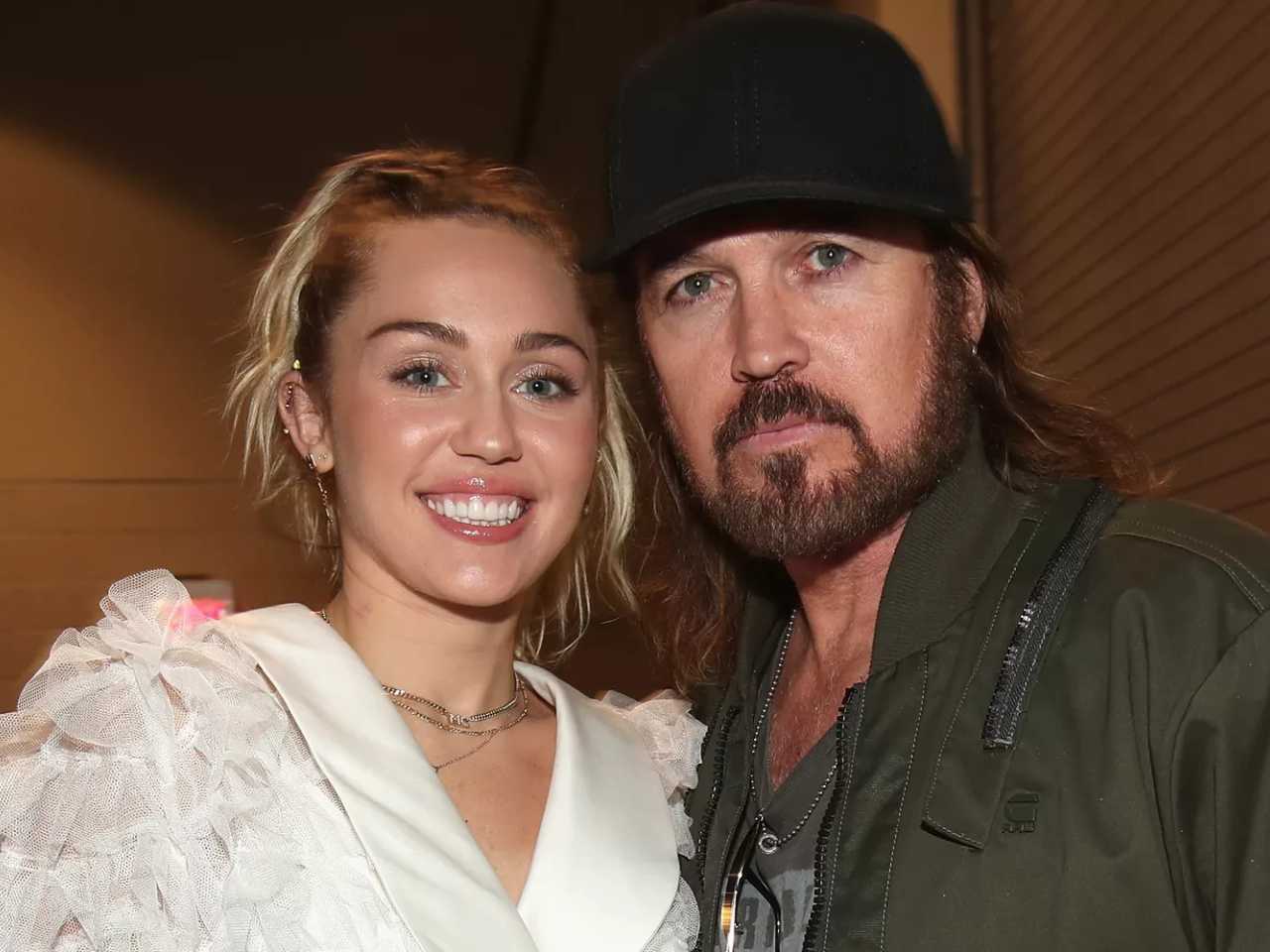 Miley Cyrus Rilis Lagu untuk Ayah, Billy Ray Cyrus Menangis Haru
