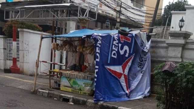 Jalur Tunanetra di Grogol Diserobot Pedagang, DKI Siap Bongkar Warung