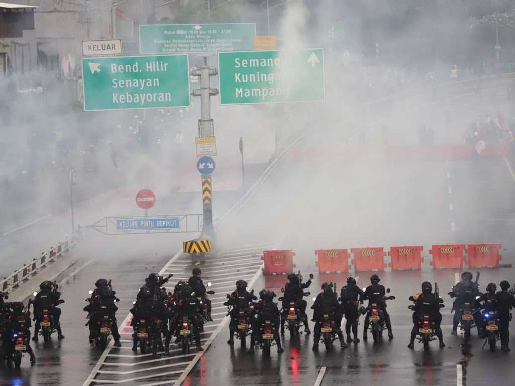 Bentrok Pecah di DPR: Mahasiswa Diserang Water Canon dan Gas Air Mata