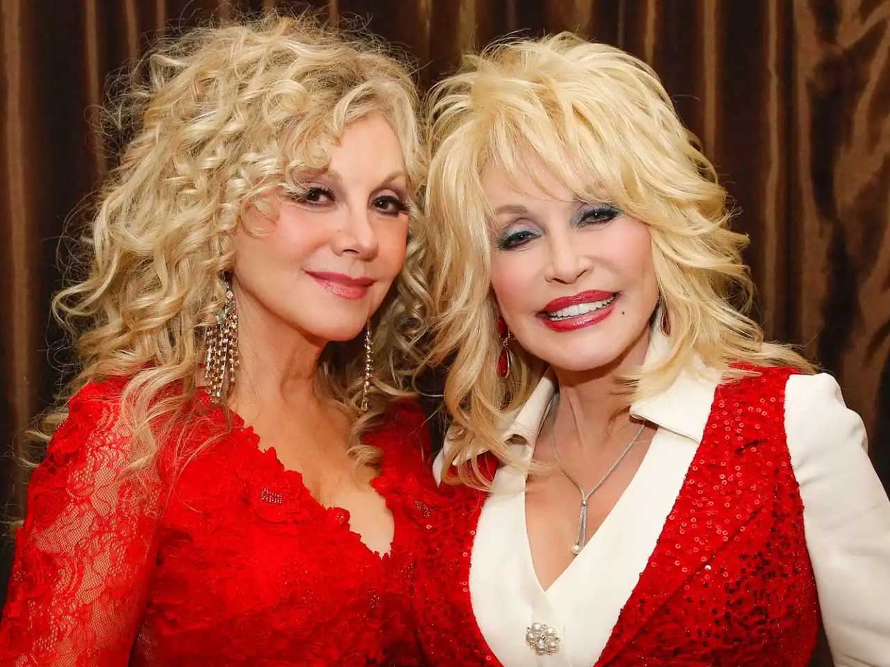 Stella Parton Minta Penggemar Hormati Privasi Dolly, Hentikan Serangan