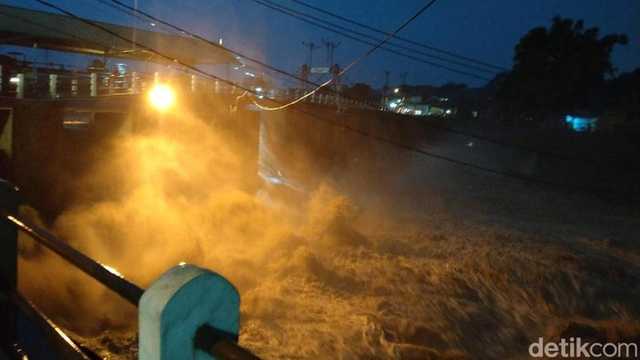 Jakarta Siaga 3: BPBD DKI Minta Warga Bantaran Kali Waspada Banjir